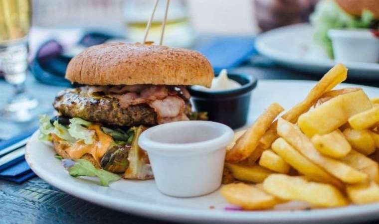 Araştırmaya göre, ülkelerin yüzde 94'ü aşırı yemek tüketiyor