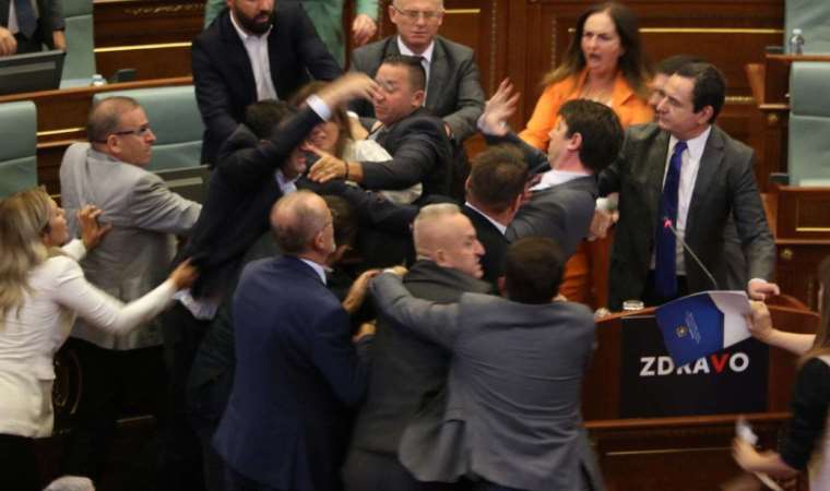 Kosova Meclisi'nde kavga çıktı: Milletvekilleri birbirine girdi