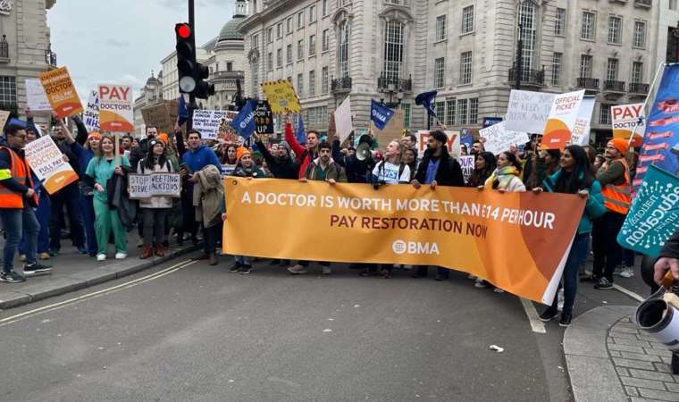 İngiltere'de doktorların en uzun grevi başladı