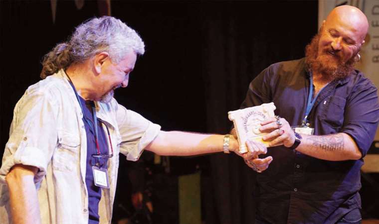 Filiz: Kitaplarım tiyatroya bir gıdım merhem olsun