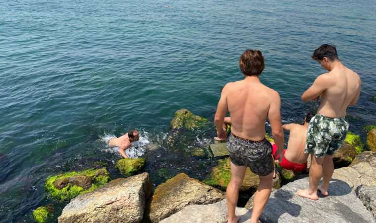 İstanbul'da termometreler 34 dereceyi gördü, erkekler Üsküdar'da denize girdi