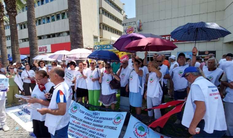 Emekliler zamları 'şemsiye' ile protesto etti: Zammını al başına çal!