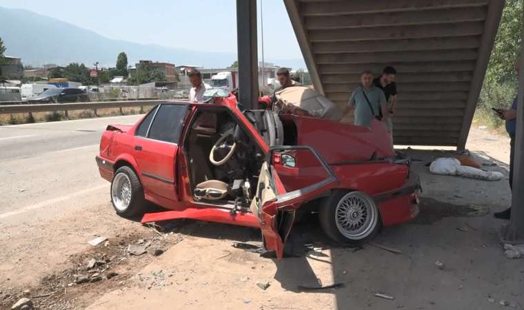 Otomobil üst geçit ayağına çarptı: 2 kardeş ağır yaralı!