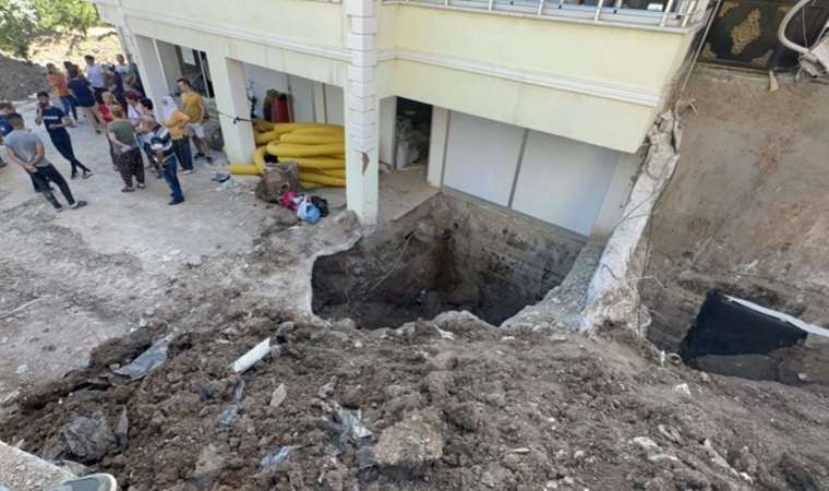 Elazığ'da binaya yalıtım çekmek isteyen işçi göçük altında kaldı