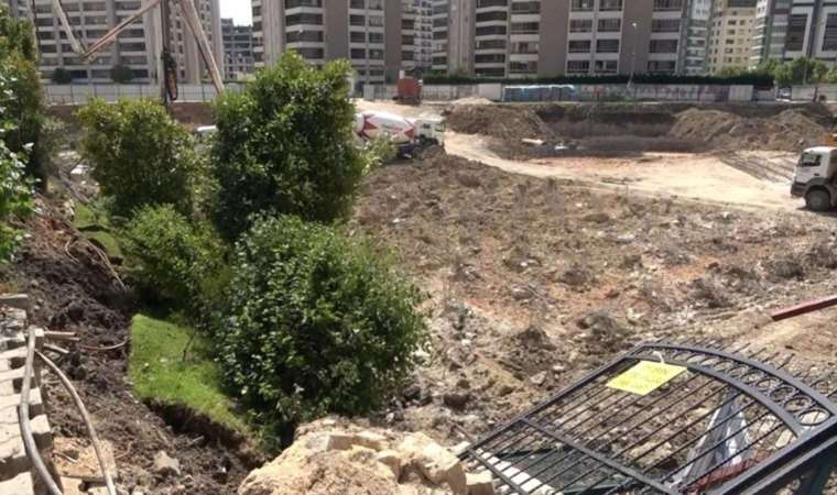 Bursa’da 16 katlı binanın bahçe duvarı çöktü!