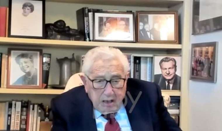 Rus komedyenler Kissinger’ı işletti:“Kuzey akımını siz vurdunuz sanıyordum”