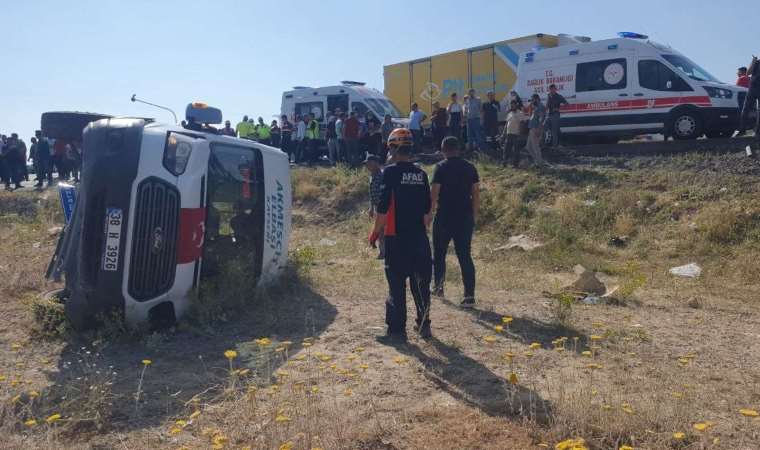 Korkunç kaza... Yolcu minibüsü ile kamyon çarpıştı: 12 yaralı!