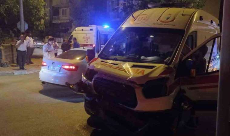 Faciadan dönüldü... Burdur’da ambulans ile otomobil çarpıştı: 4 yaralı