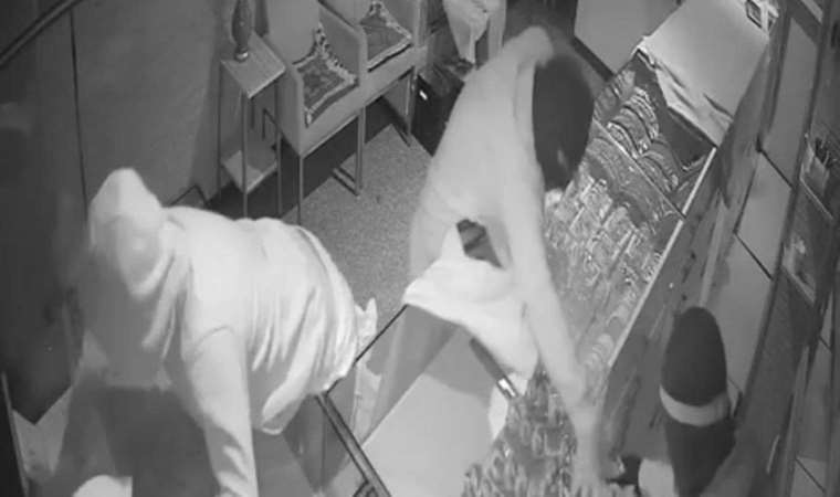 Kağıthane'de filmleri aratmayan soygun: Kuyumcudan 1 dakikada 2 milyon liralık altın çaldılar!