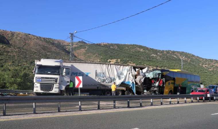Elazığ'da korkunç kaza... 1 kişi öldü, 34 kişi yaralandı!