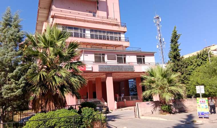 Ödenek yetersizliği nedeniyle yıkılamayan okula camı kırarak girdiler