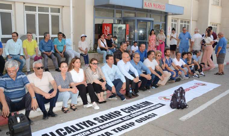 Adana'da orta hasarlı hastane için oturma eylemi