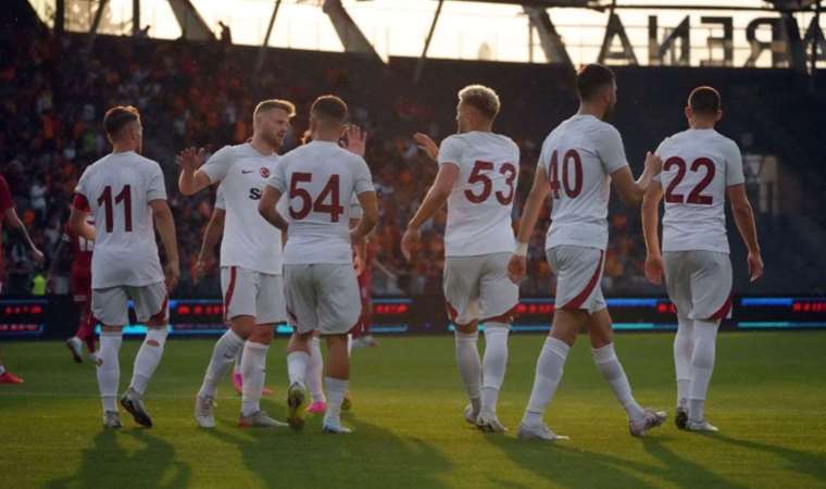 Galatasaray'da 20 futbolcunun lisansı çıkarıldı