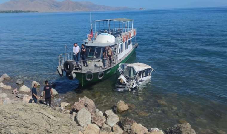 Minibüs Van Gölü’ne uçtu: 11 kişi yaralandı!