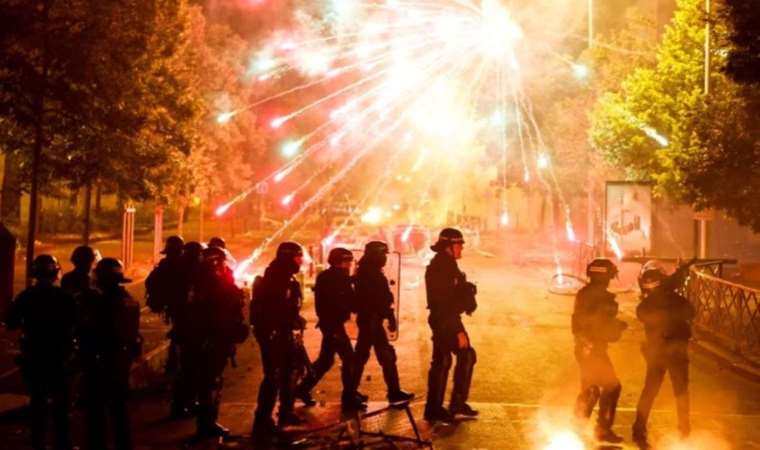 Fransa'da maskeli göstericiler polislere havai fişeklerle saldırdı