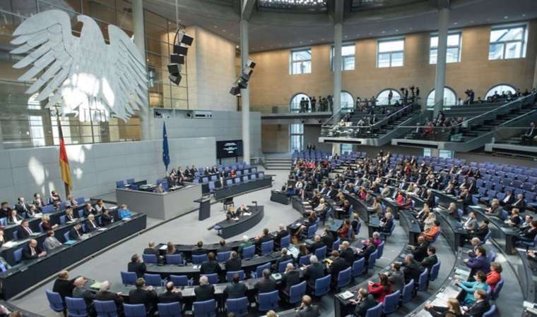 Alman Federal Meclisi Dış İlişkiler Komisyonu Başkanı Roth, Fransa'nın istikrarını tehlikede görüyor