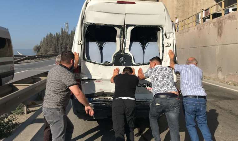 Kocaeli'nde zincirleme kaza: Servis minibüsündeki 4 işçi yaralandı!