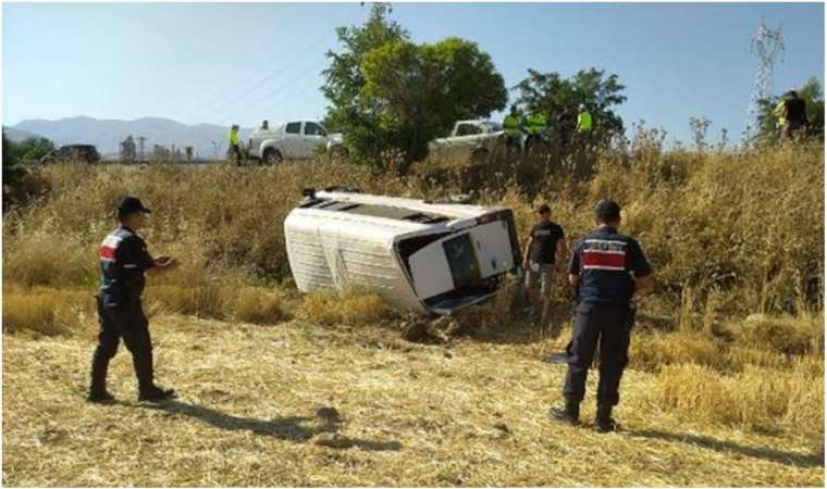 Adıyaman'da servis minibüsü şarampole devrildi: Çok sayıda yaralı!