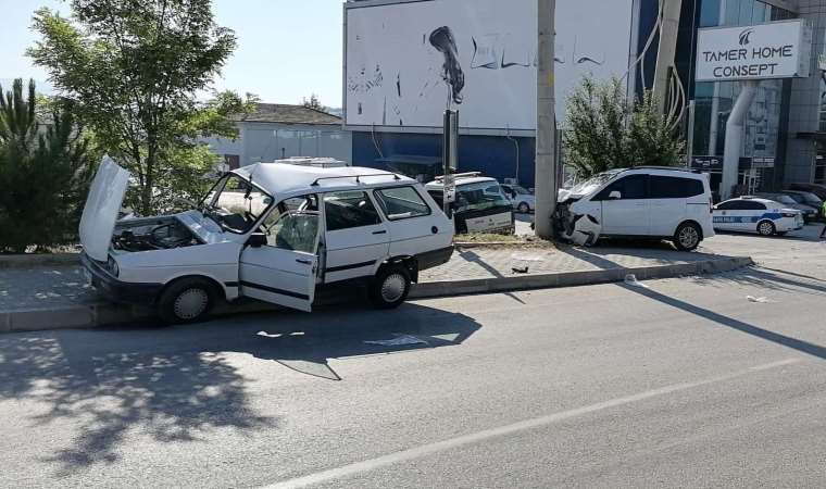 Samsun'da hafif ticari araçla otomobil çarpıştı: 2 kişi hayatını kaybetti!