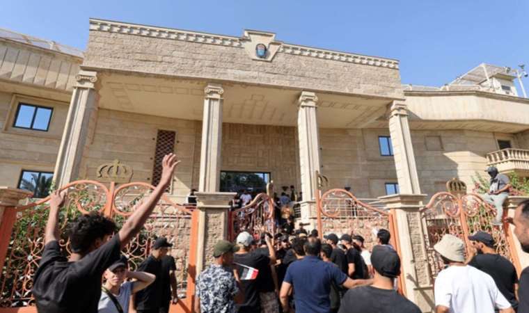 İsveç, ateşe verilen büyükelçilik binasını kapattı