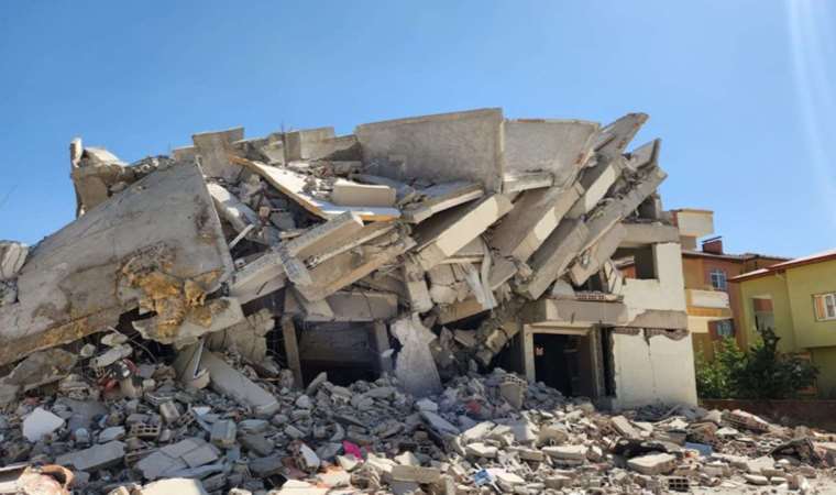 Kahramanmaraş'ta deprem! Ağır hasarlı bina yıkıldı