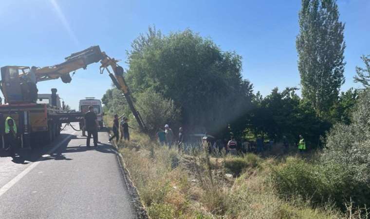 Afyonkarahisar'da işçi servisi devrildi: 3 ölü, 11 yaralı