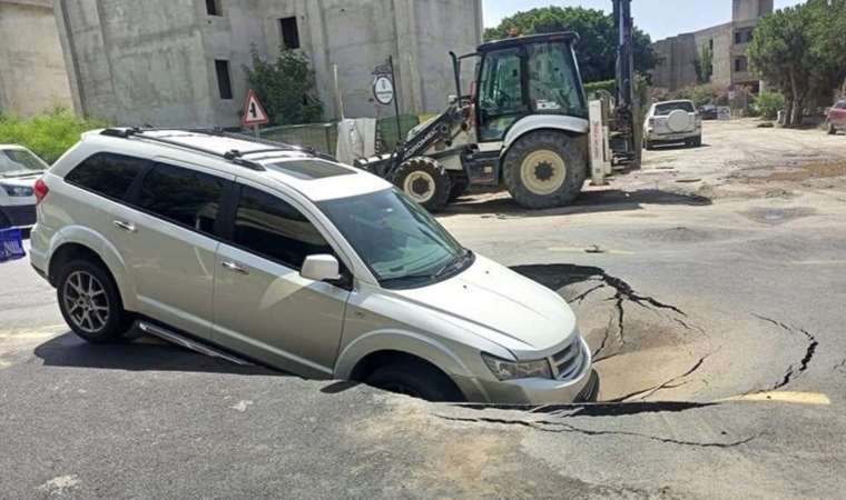 İsale hattı patladı, içine araç düştü