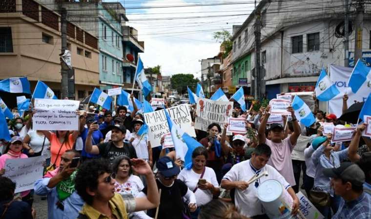 Guatemala'da halk, sokaklara döküldü