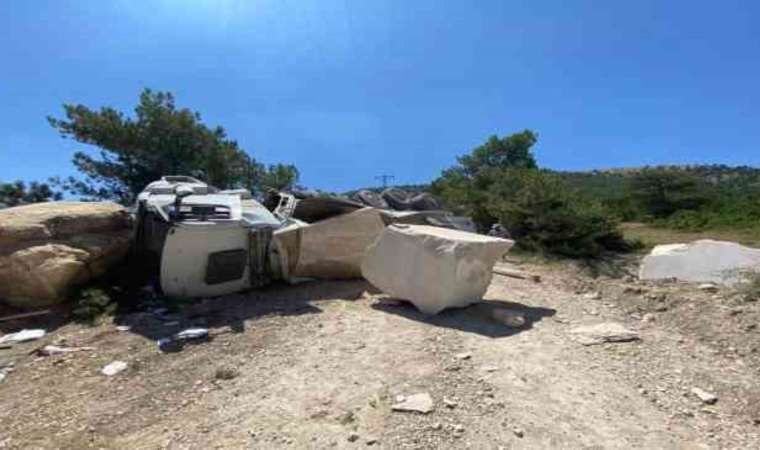 Mermer blok yüklü kamyon devrildi: Sürücü ağır yaralı!