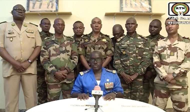 Soldiers in Niger announce coup on national TV (27 Temmuz 2023)
