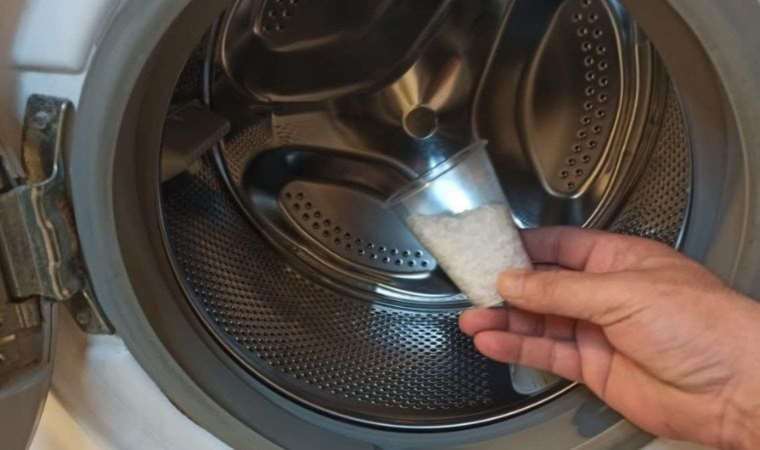1 bardağı çamaşır makinesindeki kireci sökmeye yetiyor! Çaydanlıklarda da işe yarıyor...