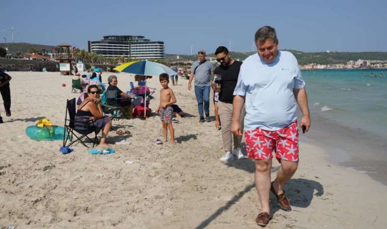 Başkan Oran, Ilıca Plajı’nda çöp topladı