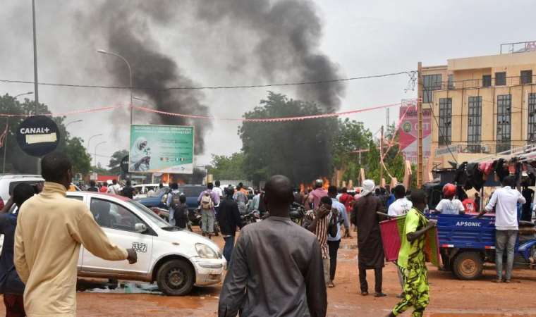 Nijer'de Rusya bayrağı taşıyan darbe destekçileri iktidar partisinin binalarını ateşe verdi