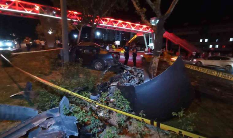 16 yaşındaki sürücü otomobil ile makas atarken ağaca çarptı: 3 yaralı