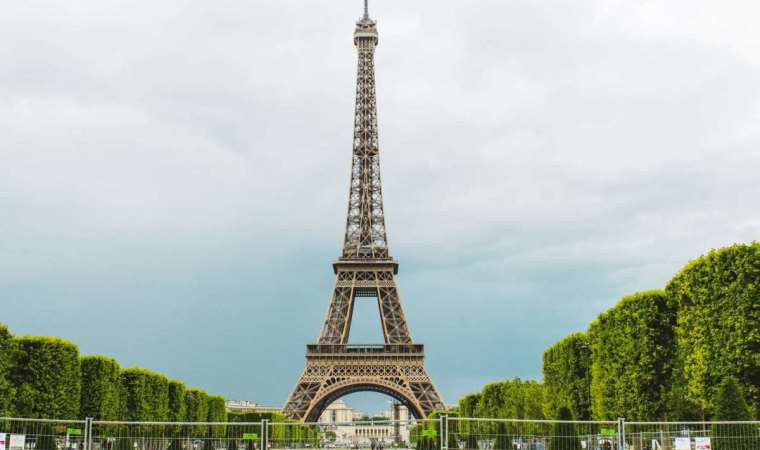 Meksikalı kadın turist, Eyfel Kulesi'nin yakınında cinsel istismara uğradı