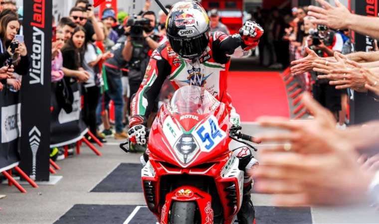 Milli motosikletçi Bahattin Sofuoğlu, Çekya'da 3. olarak podyuma çıktı