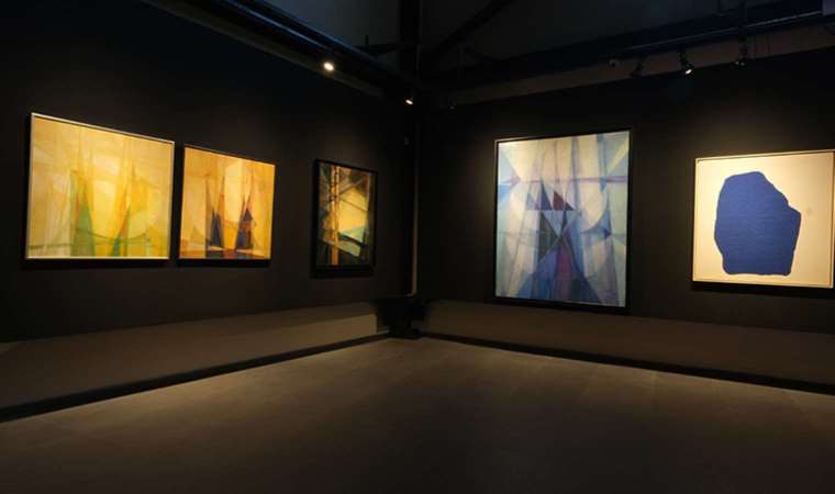 Nilüfer Belediyesi, yeni sergisinde iki farklı kuşaktan sanatçıyı bir araya getirdi: Rüya ile gerçek arasında