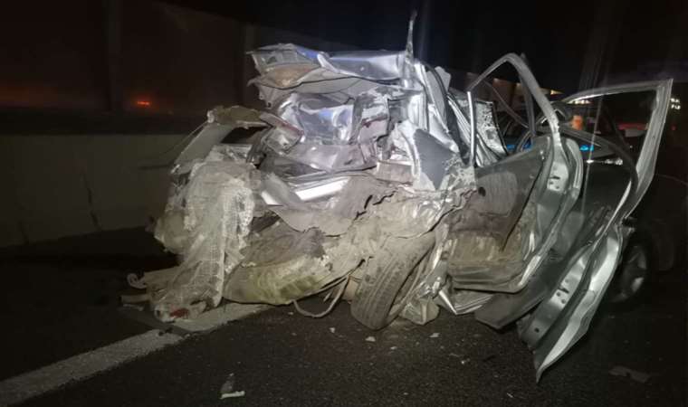 İzmir'de, kamyonet otoyolda duran otomobile çarptı: 1 ölü,  2 yaralı