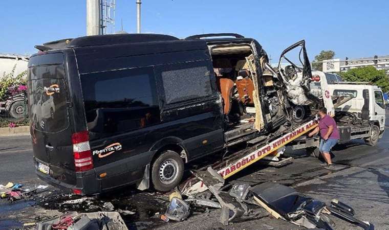 Antalya'da tur minibüsü TIR'a arkadan çarptı: 2 ölü, 10 yaralı