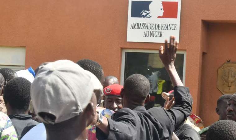 Nijer'de Fransız Büyükelçiliği'nin önünde protesto gösterisi düzenlendi