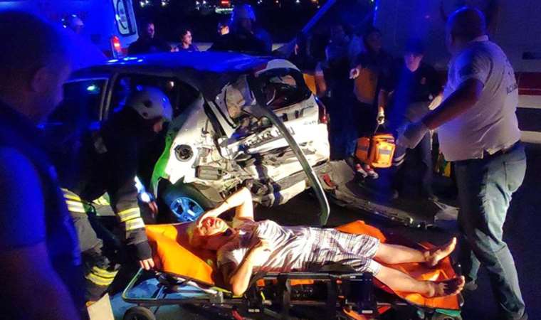 Kamyon, kırmızı ışıkta bekleyen otomobile çarptı: Aynı aileden 4 yaralı