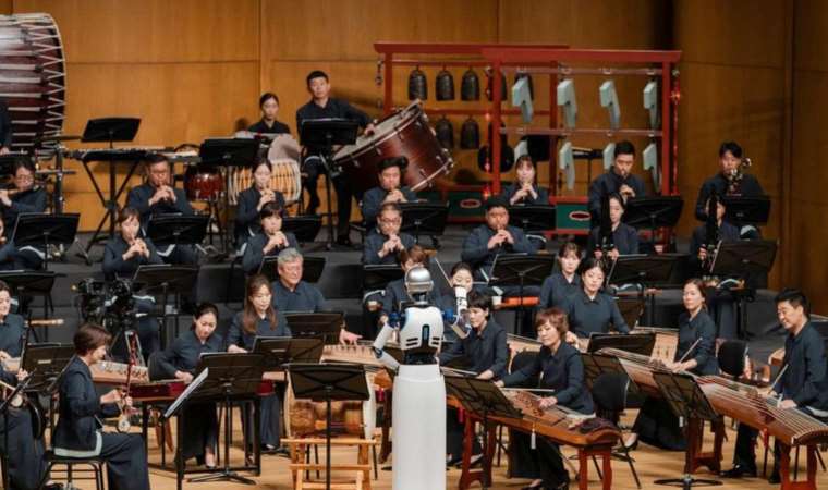 Güney Kore'de bir robot, orkestra şefi olarak sahnede yer aldı