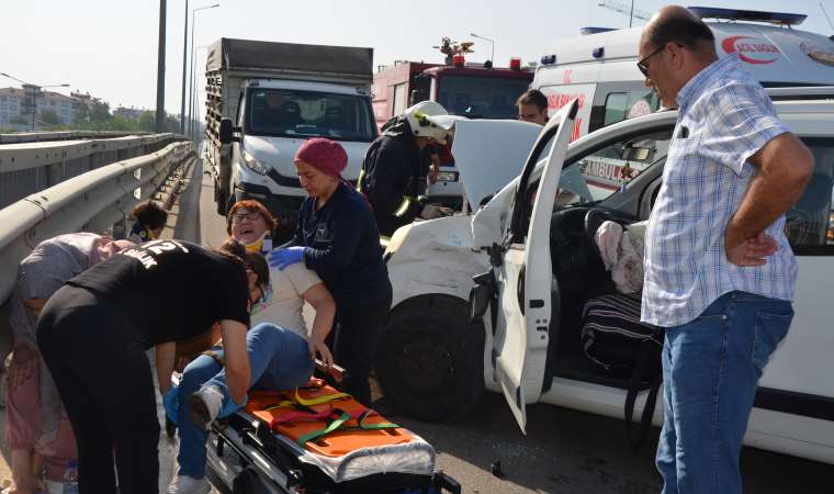 Otomobille hafif ticari araç çarpıştı: 1 ölü, 4 yaralı