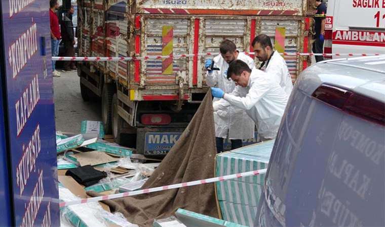 Forkliftten devrilen paletlerin altında kalan çocuk hayatını kaybetti!