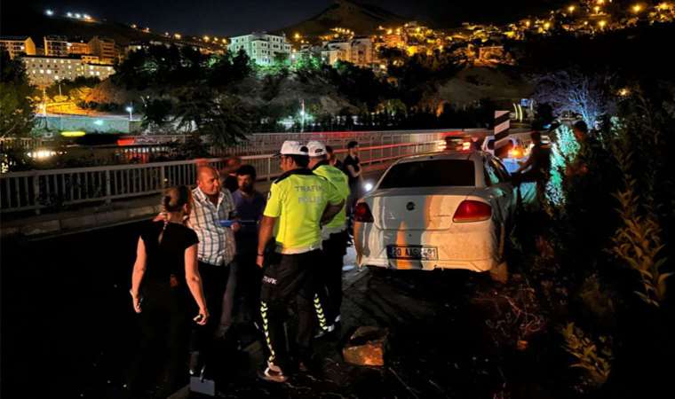 Tunceli’de araç köprü üzerinde kaza yaptı: Sürücü kayıp