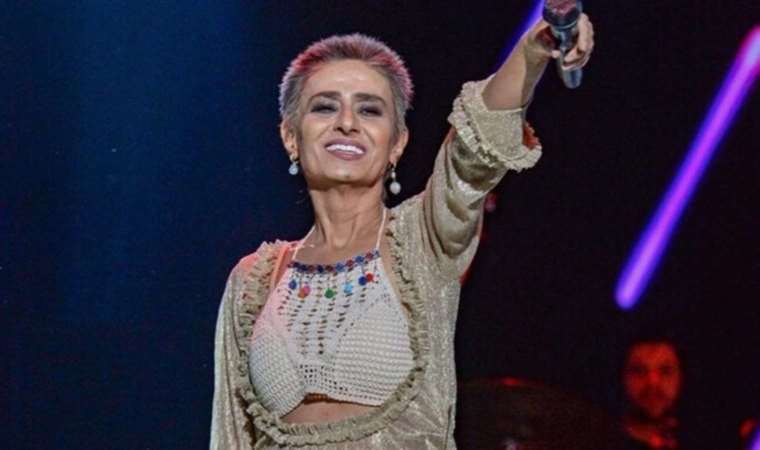 Yıldız Tilbe sahnede peruğunu çıkardı: 'Takınca 35 oluyorum'