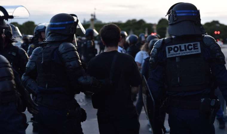 Fransa, Nael'i öldüren polisin ailesi için toplanan 1,6 milyon avroyu tartışıyor