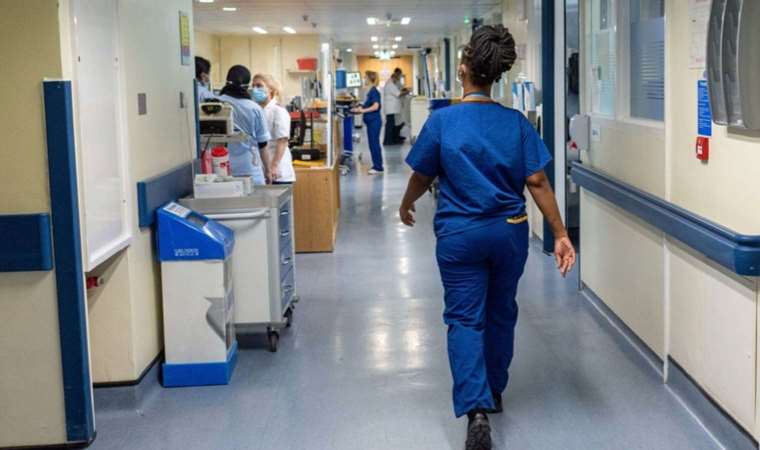 İngiltere’de 7.4 milyon hasta sıra bekliyor