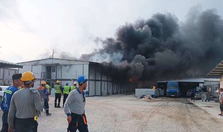 Polyester fabrikasında işçilerin kaldığı yatakhanede yangın: 2 yaralı