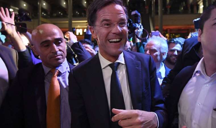 Hollanda'da koalisyon hükümeti istifa etti